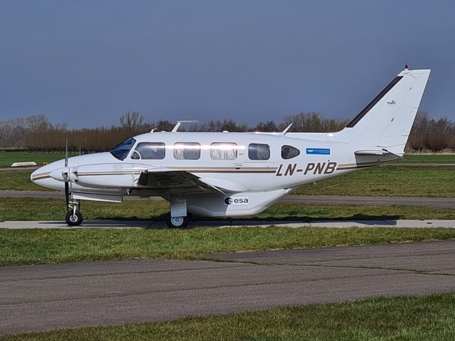 MetaSensing aircraft (LN-PNB Piper PA-31-310 Navajo) fitted with OSCAR and its radome (on the belly) during the function test flight off the Dutch coast on 11 April 2022.